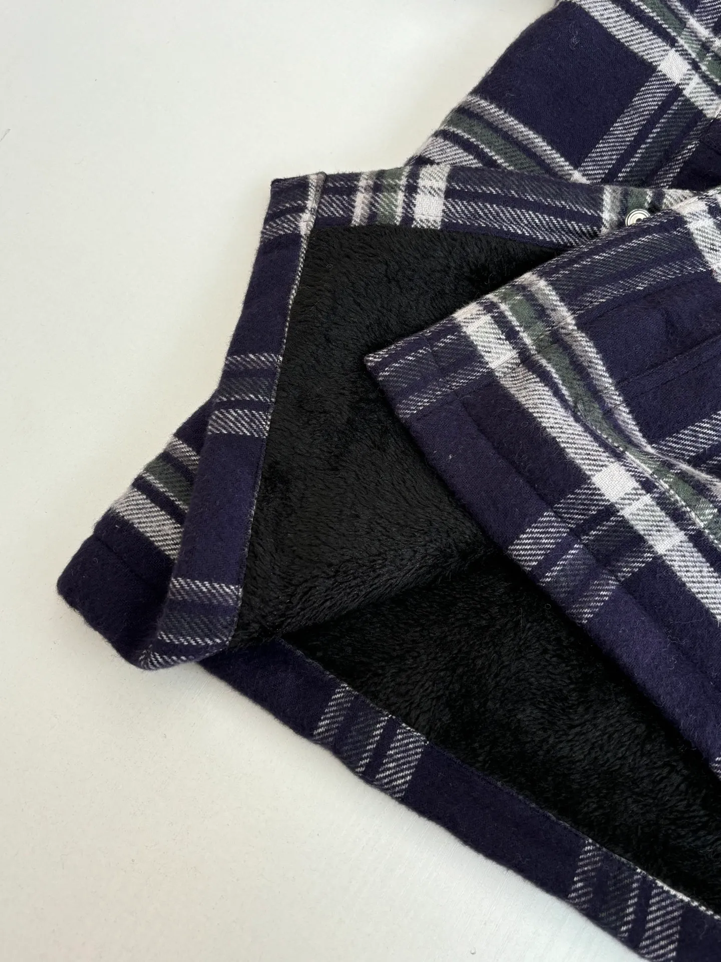 P670 Chrome Heart*/Chrome Heart Contrast Plaid Lapel Shirt Jacket. The fabric is made of 100% cotton fabric to create a navy blue main tone plaid. The rough plaid lines blend into the brand's iconic Gothic rebellious gene. The stiff cotton material supports the street silhouette, and the plush fabric inside adds softness and warmth. The collision of cold silver hardware and soft and warm inner wear is the dark aesthetic of Chrome Hearts' "symbiosis of hard core and gentleness". The autumn and winter layering has its own rock and roll accent.  Size：S/M/L/XL